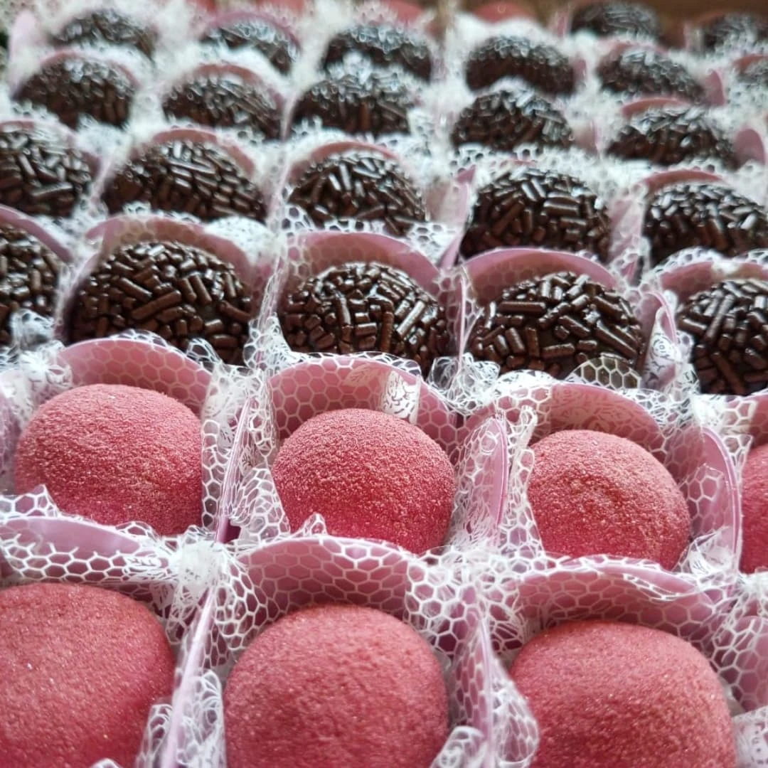 Brigadeiros de festa produzidos pela JK Delícias