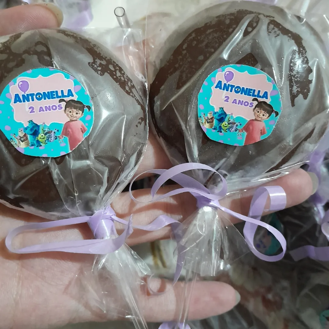 Pirulitos de chocolate personalizados da JK Delícias
